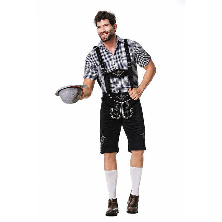 Herren nan traditionelle Trachtenlederhose mit bestickten Hosenträgern, kariertem Trachtenhemd und Filzhut Echo Archiv