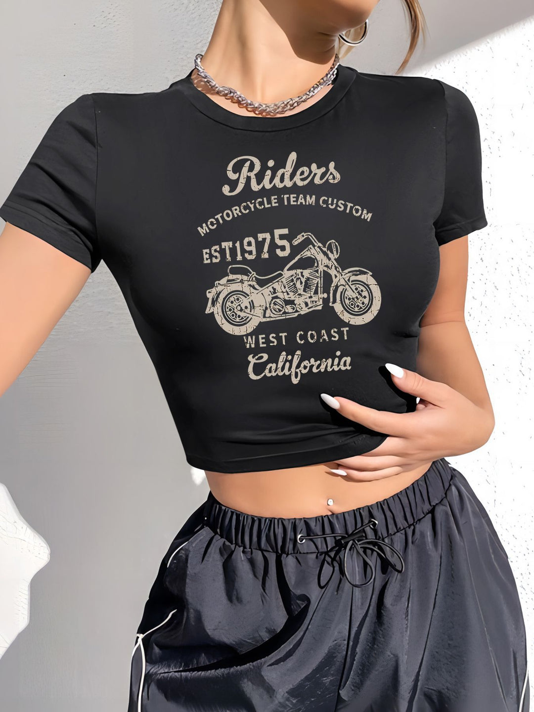 Damen Crop-T-Shirt mit individuellem Motorradmotiv und elegantem Schriftzug Echo Archiv