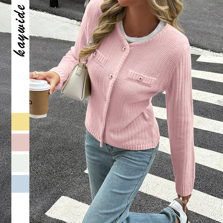 Damen Feiner Strickcardigan mit schimmernden Zierknöpfen, geripptem Saum und Brusttaschenoptik – Veloura
