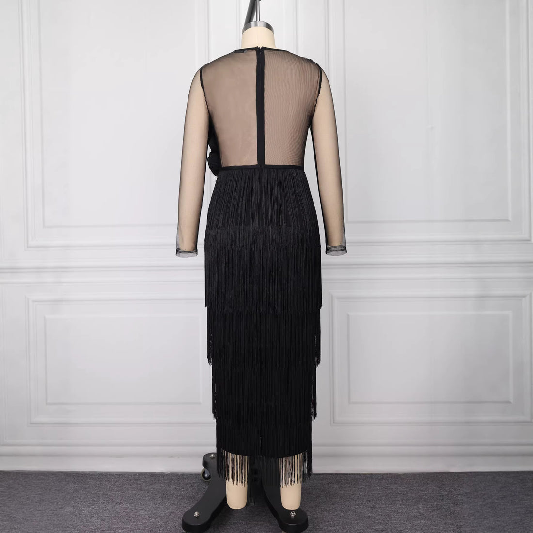Damen figurbetontes Kleid mit voluminösen Rüschen und Fransen – Élara