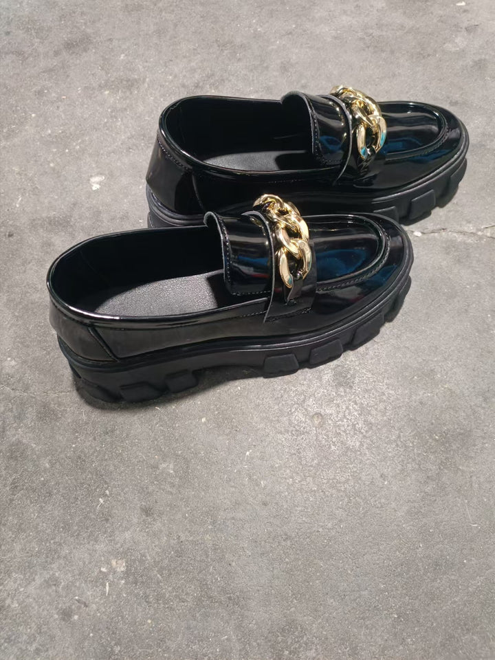 Damen nan trendige Lack-Loafer mit grober Profilsohle und goldener Kettenapplikation Echo Archiv