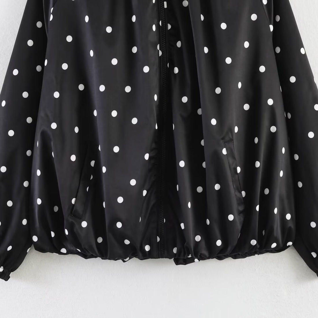Damen Leichte gepunktete Blousonjacke mit Stehkragen, Reißverschluss und elastischem Saum Echoarchiv