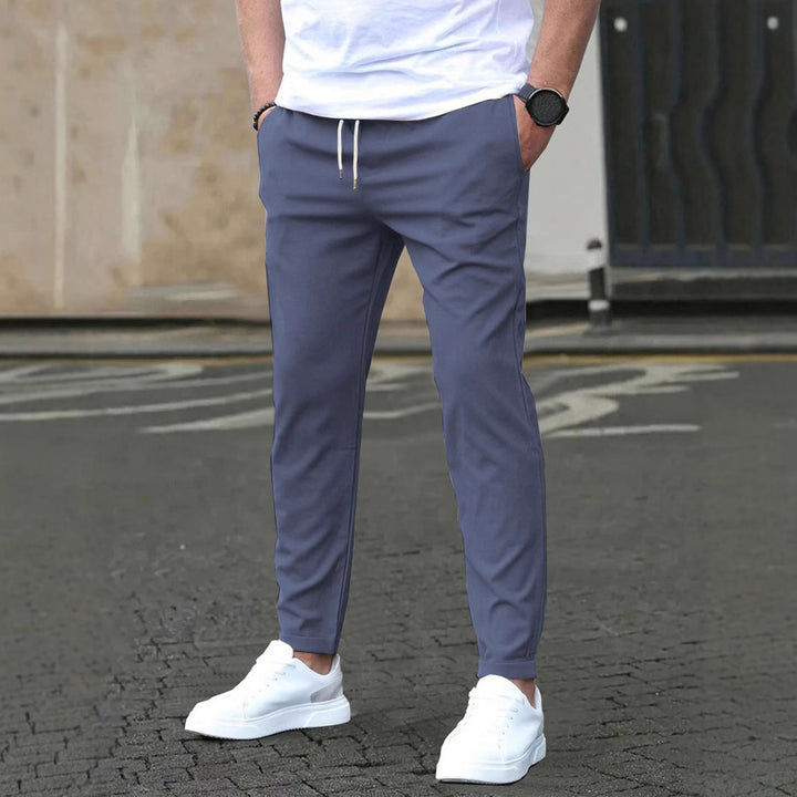 Herren Slim-Fit Jogginghose mit Kordelzug, Seitentaschen und schmalem Knöchelabschluss – Sorevano