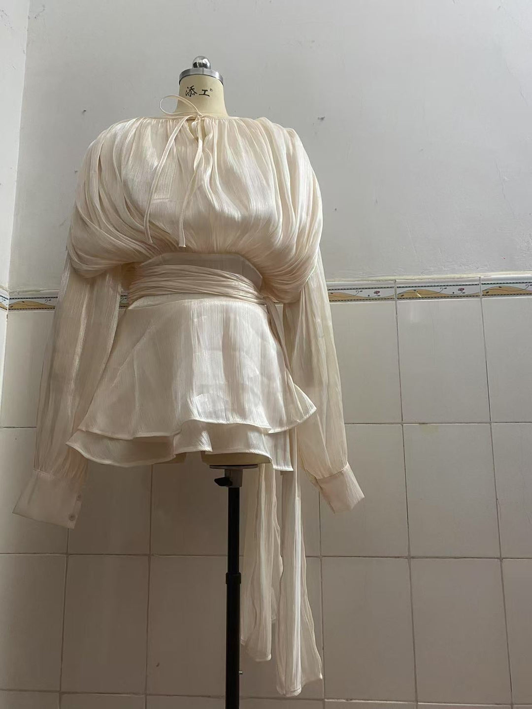 Damen Chiffon Mini Kleid mit eleganten Rüschendetails und verführerischem Wickeldesign Echo Archiv