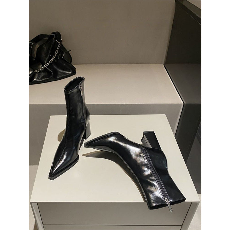 Damen spitz zulaufende Stiefeletten aus Glattleder mit sculpted Blockabsatz und seitlichem Reißverschluss – Varelle