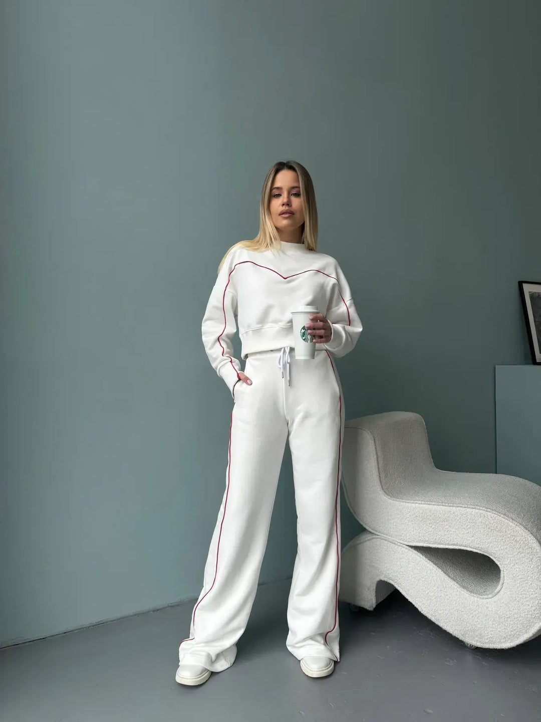 Damen kurzes Oversize-Sweatshirt mit Kordelzug-Jogginghose und Kontrastnähten – Avérine