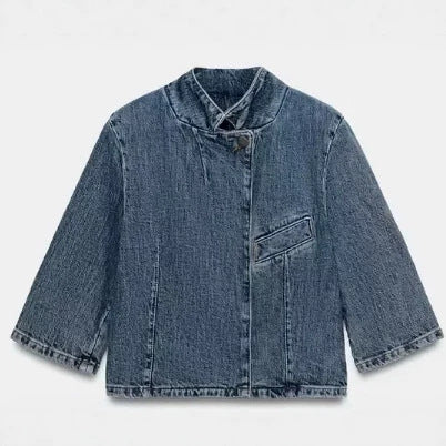 Damen Boxy Cropped Denimjacke mit Mandarin-Kragen, asymmetrischer Knopfblende und Fransenabschluss Echo Archiv