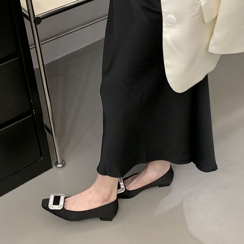 Damen Satin-Ballerinas mit quadratischer Zehenpartie und strassbesetzter Schmuckschließe – Lioré