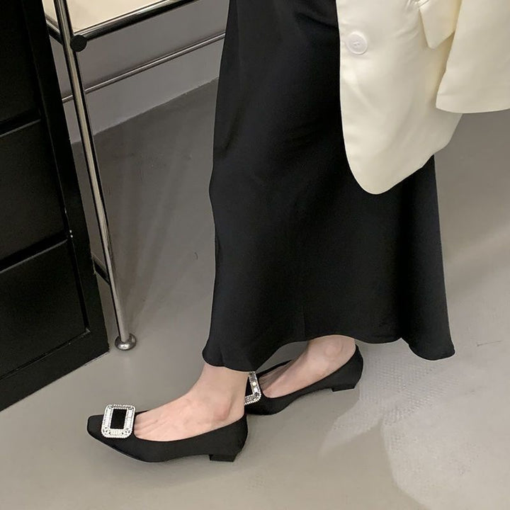 Damen Satin-Ballerinas mit quadratischer Zehenpartie und strassbesetzter Schmuckschließe – Lioré