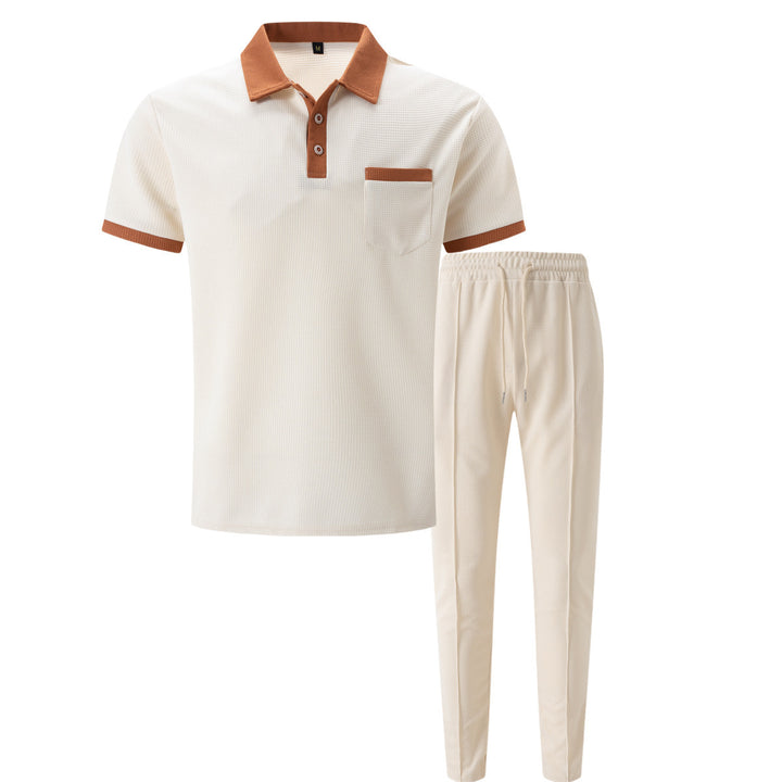 Herren elegantes Freizeit-Set mit strukturiertem Poloshirt und bequemer Hose Echoarchiv