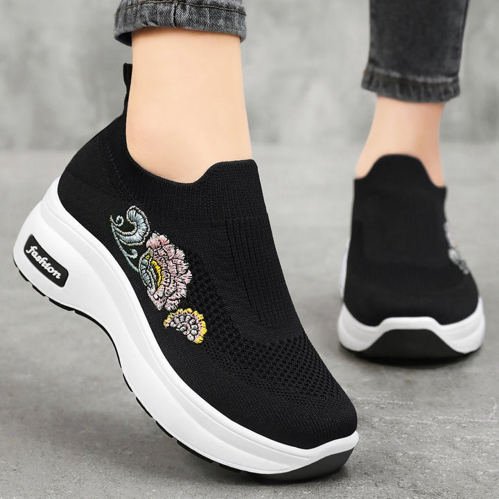 Damen nan elastischer Strick-Slipper mit aufgesticktem Blumenmotiv und stützender Keil-Laufsohle Echo Archiv
