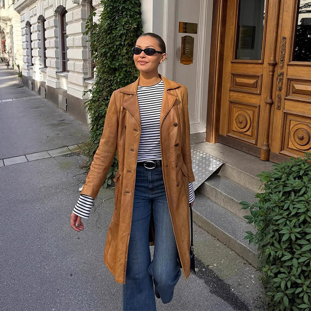 Damen Langer taillierter Leder‑Trenchcoat mit doppelreihiger Knopfleiste und Reverskragen Echoarchiv