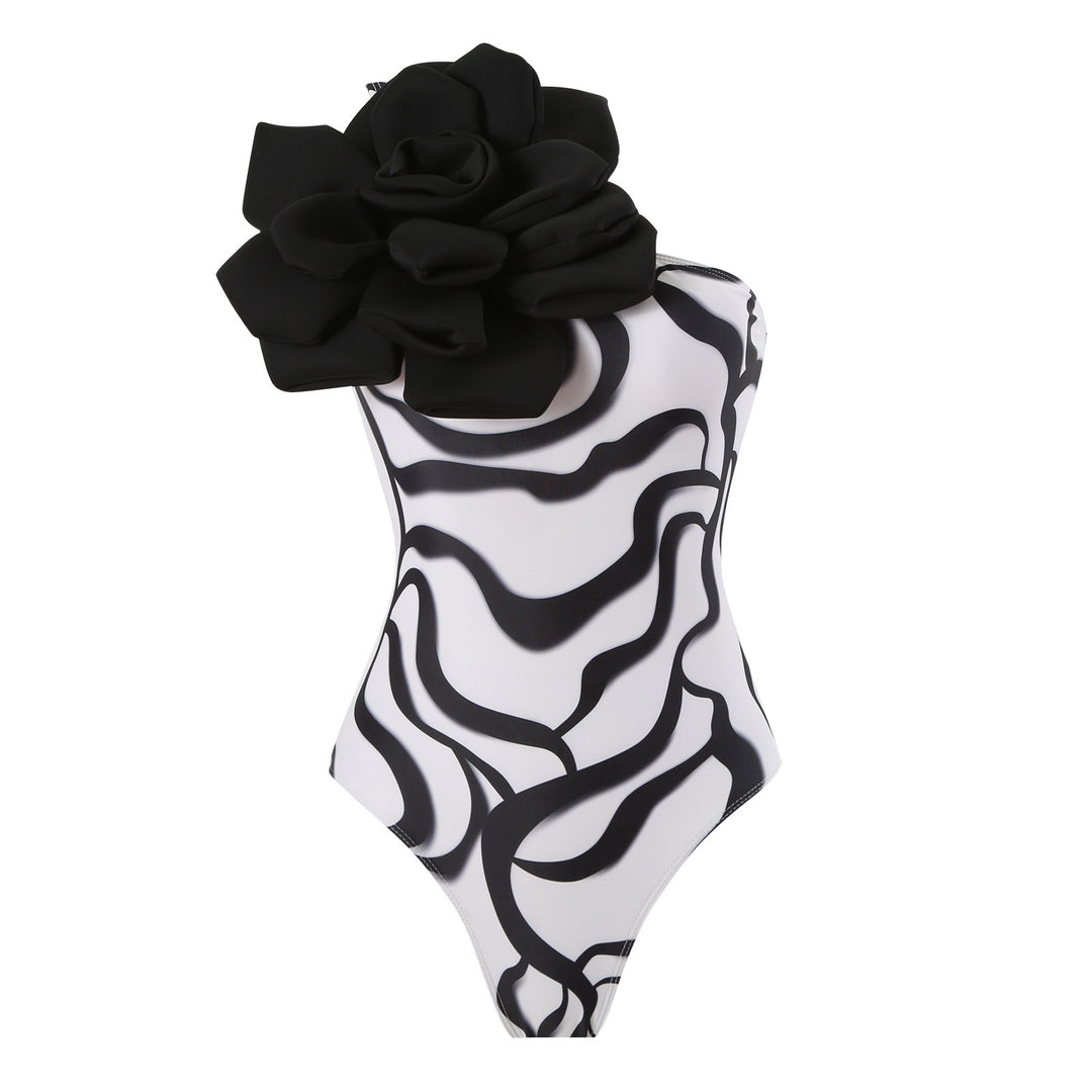Damen Eleganter Badeanzug mit großem Blumen-Detail und transparentem Überrock Echo Archiv