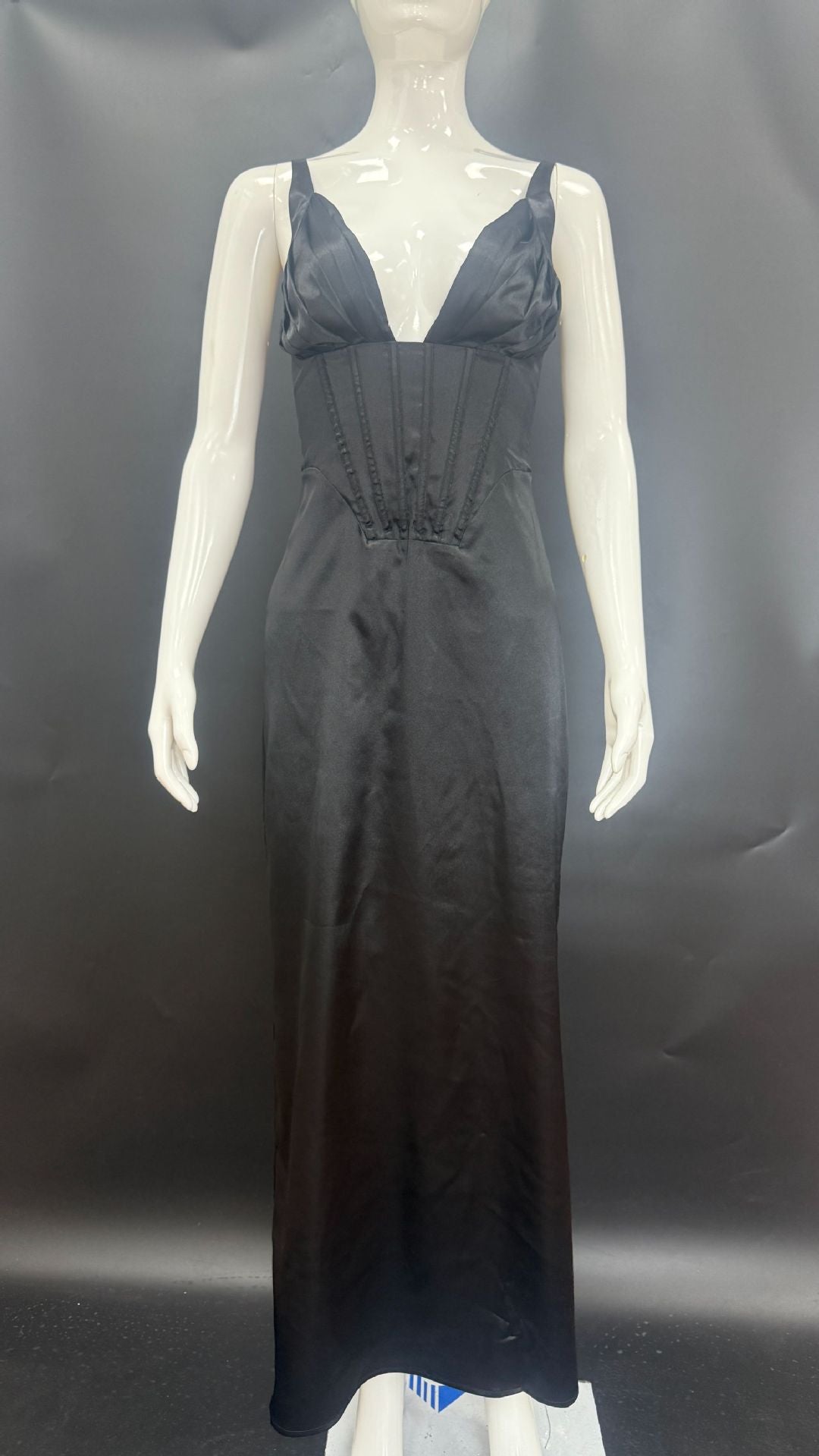 Damen Elegantes Abendkleid mit tailliertem Oberteil und schmalen Trägern Echo Archiv
