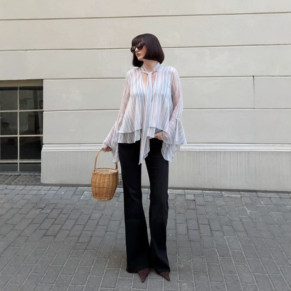Damen Gestreifte Chiffon-Bluse mit Bindeschleife, Volant-Saum & Glockenärmeln Echoarchiv