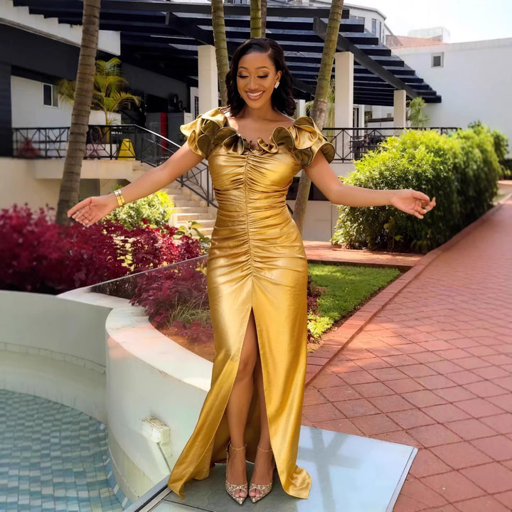 Damen glamouröses Abendkleid mit Rüschen und hohem Schlitz Echo Archiv