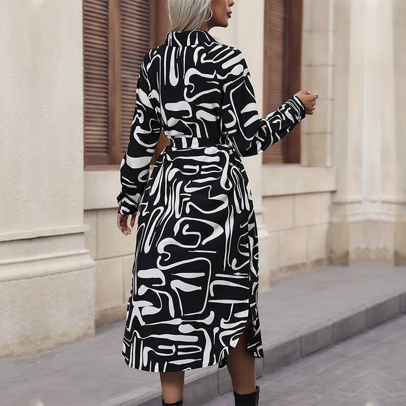Damen Midikleid im Hemdblusenstil mit grafischem Print, Bindegürtel und Seitenschlitzen Echoarchiv