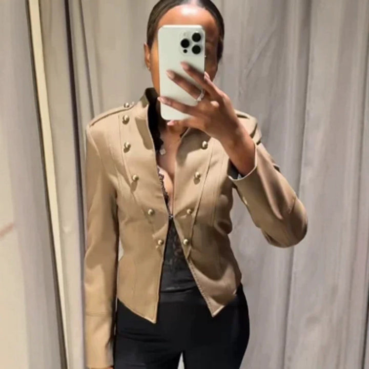 Damen Kurzblazer im Militarystil mit doppelreihigen Zierknöpfen Echoarchiv