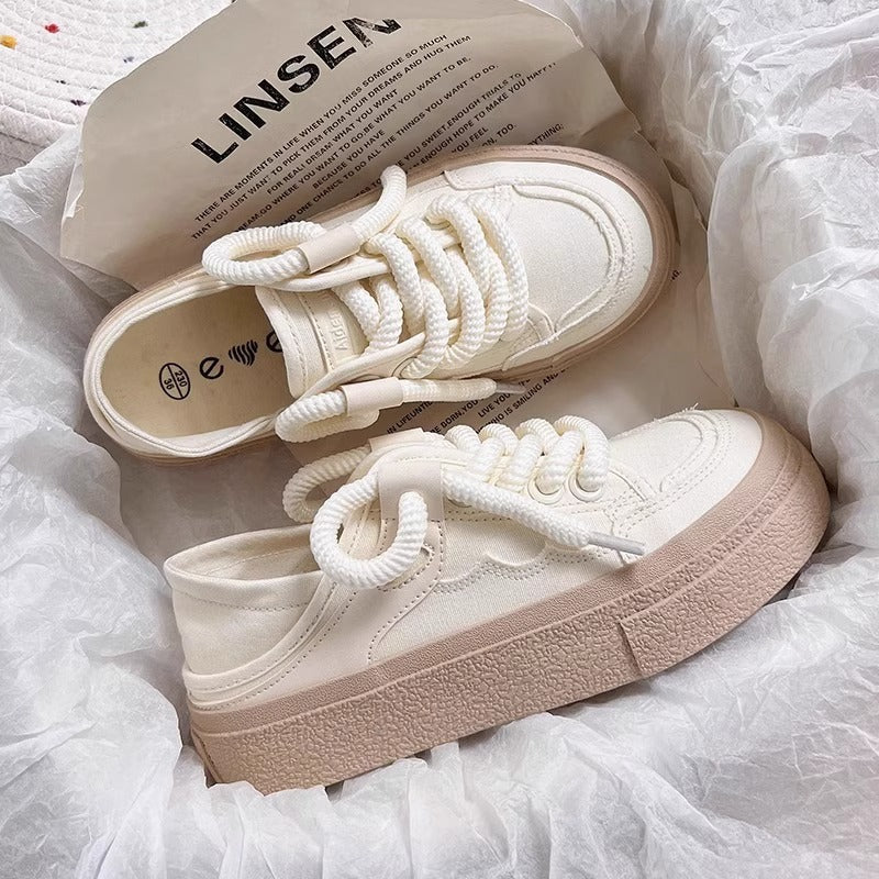 Damen Sneakers mit dickem Profil und innovativen Schnürdetails Echo Archiv