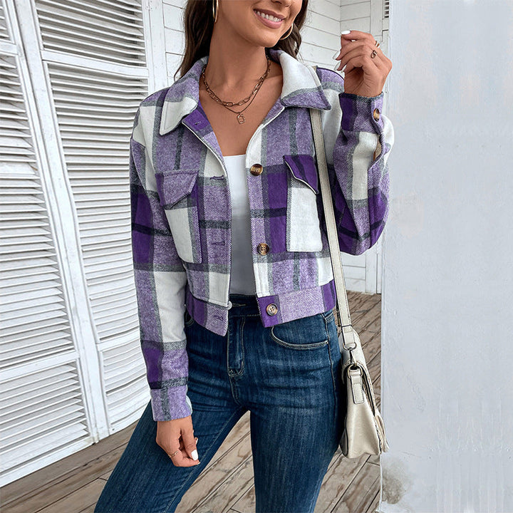 Damen Kurz geschnittene karierte Overshirt‑Jacke mit Brustklappen und Holzknöpfen Echoarchiv