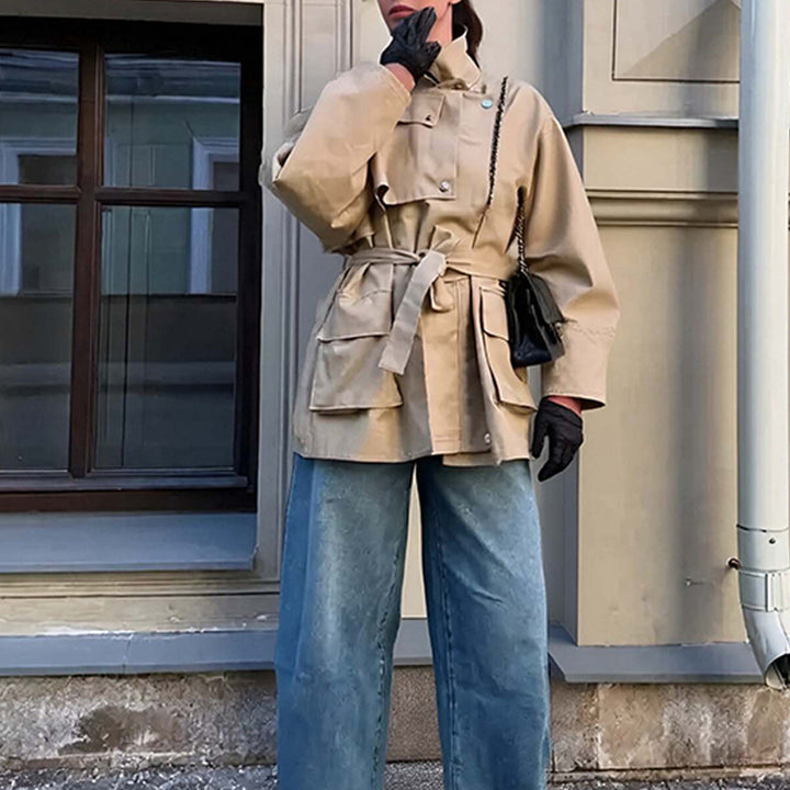 Damen Taillierte Übergangsjacke mit Stehkragen, Schultercape und Bindegürtel Echo Archiv