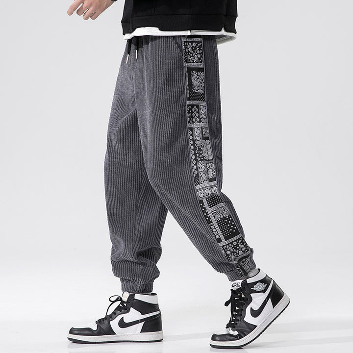 Herren nan Cord-Jogger mit Bandana-Seiteneinsatz, elastischem Bund, schmal zulaufender Knöcheln und geripptem Strukturstoff Echo Archiv