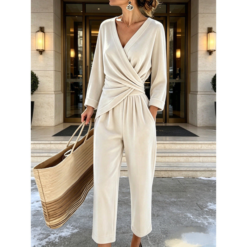 Damen Samt-Jumpsuit mit Wickeloberteil, taillierter Drapierung und weitem knöchellangem Bein Echoarchiv