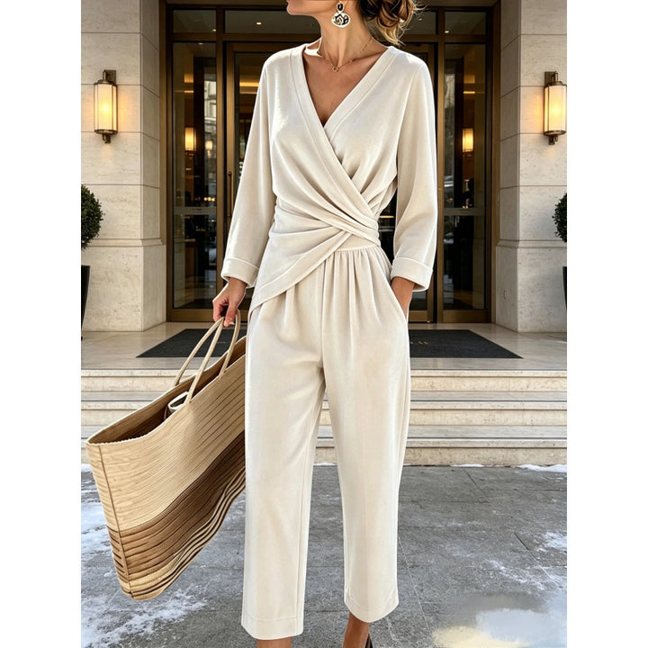 Damen Samt-Jumpsuit mit Wickeloberteil, taillierter Drapierung und weitem knöchellangem Bein Echoarchiv