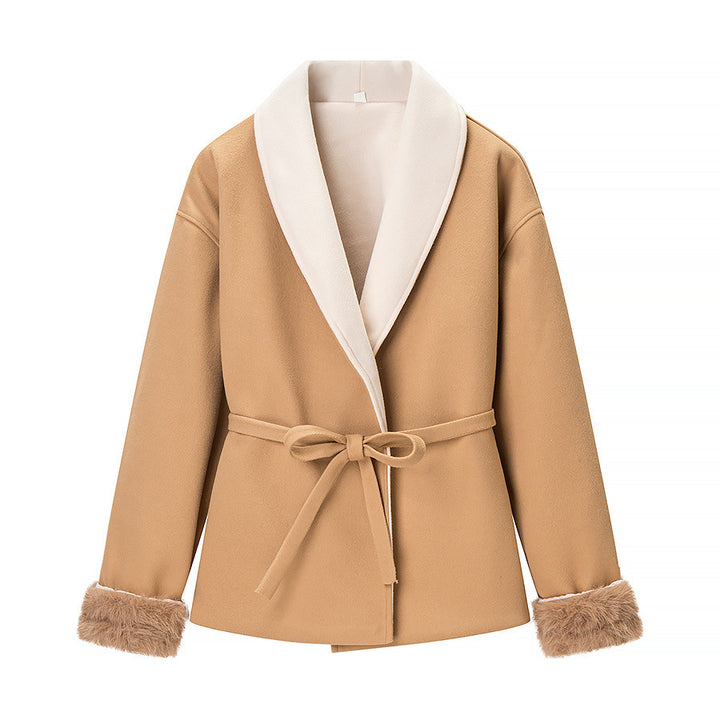 Damen Kurze taillierte Jacke mit Schalkragen, Bindegürtel und Kunstfellmanschetten Echoarchiv