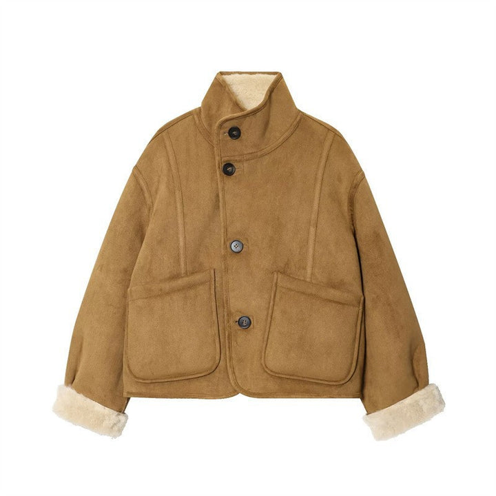 Damen kurze Lammfellimitatjacke mit Stehkragen, großer aufgesetzter Taschen und knöpfbarer Front – Célinea