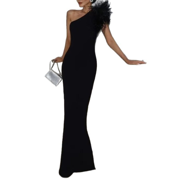 Damen Elegantes Abendkleid mit asymmetrischem Schnitt und kunstvollem Federbesatz Echo Archiv