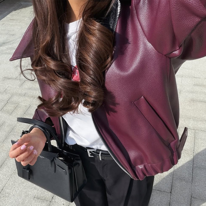 Damen Boxy-Kunstlederjacke mit durchgehendem Reißverschluss, Hemdkragen und leichtem Cropped-Cut Echoarchiv