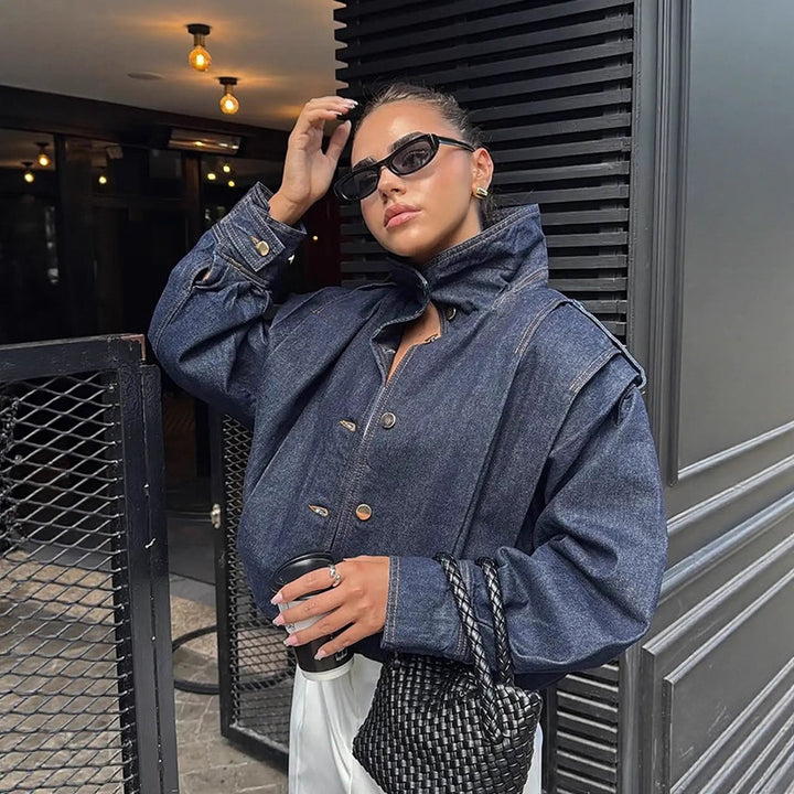 Damen Oversize Jeansblouson mit hohem Stehkragen, Druckknopfleiste und Schulter-Detail Echoarchiv