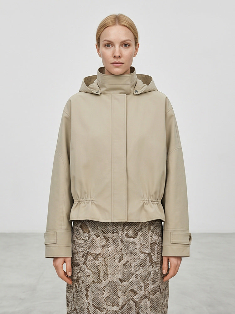 Damen Kurze vegane Lederjacke mit Kapuze, verdeckter Druckknopfleiste und Tunnelzugsaum Echoarchiv