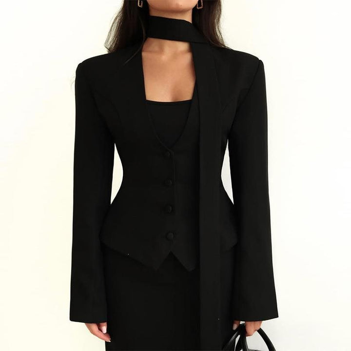 Damen Taillierter Blazer mit Bindeschal und figurbetonter Weste Echo Archiv