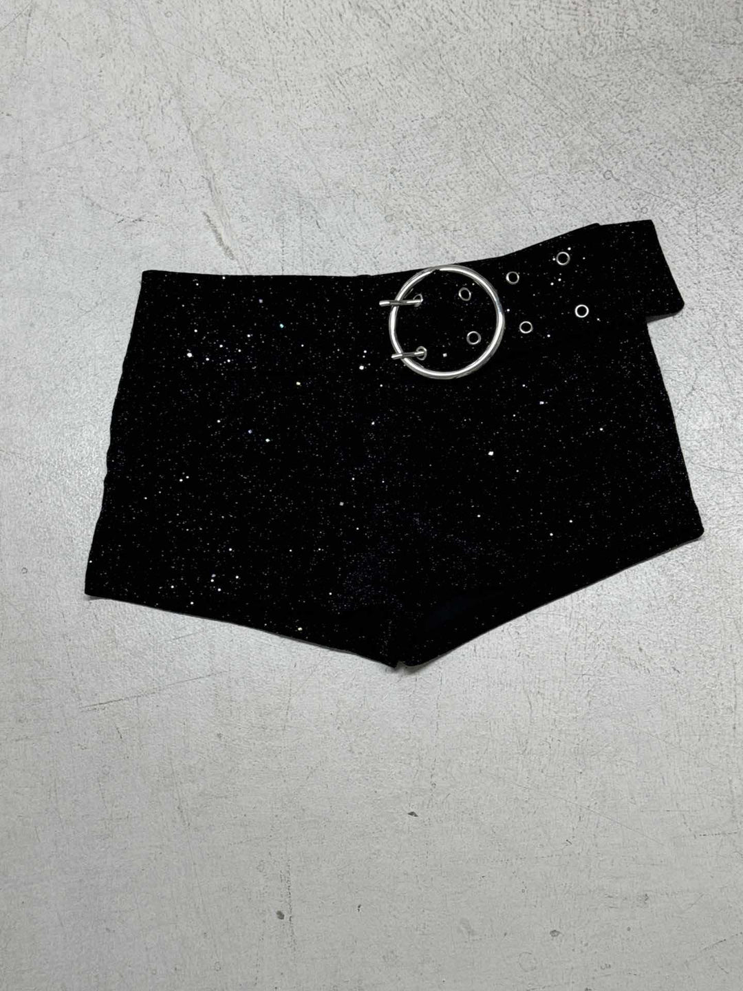 Damen Glitzernde Kunstleder-Shorts mit dekorativem Gürtel Echo Archiv