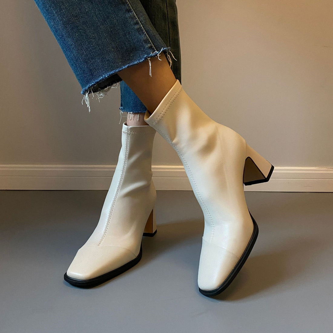 Damen Knöchelstiefel mit nahtlosem Schaft und skulpturalem Blockabsatz Echo Archiv