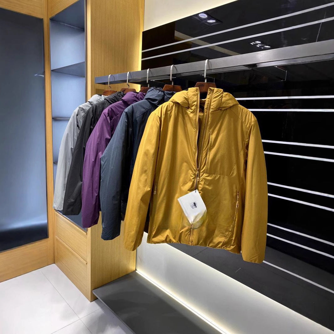 Damen Leichte wattierte Kapuzenjacke mit minimalistischer Outdoor-Isolierung Echoarchiv