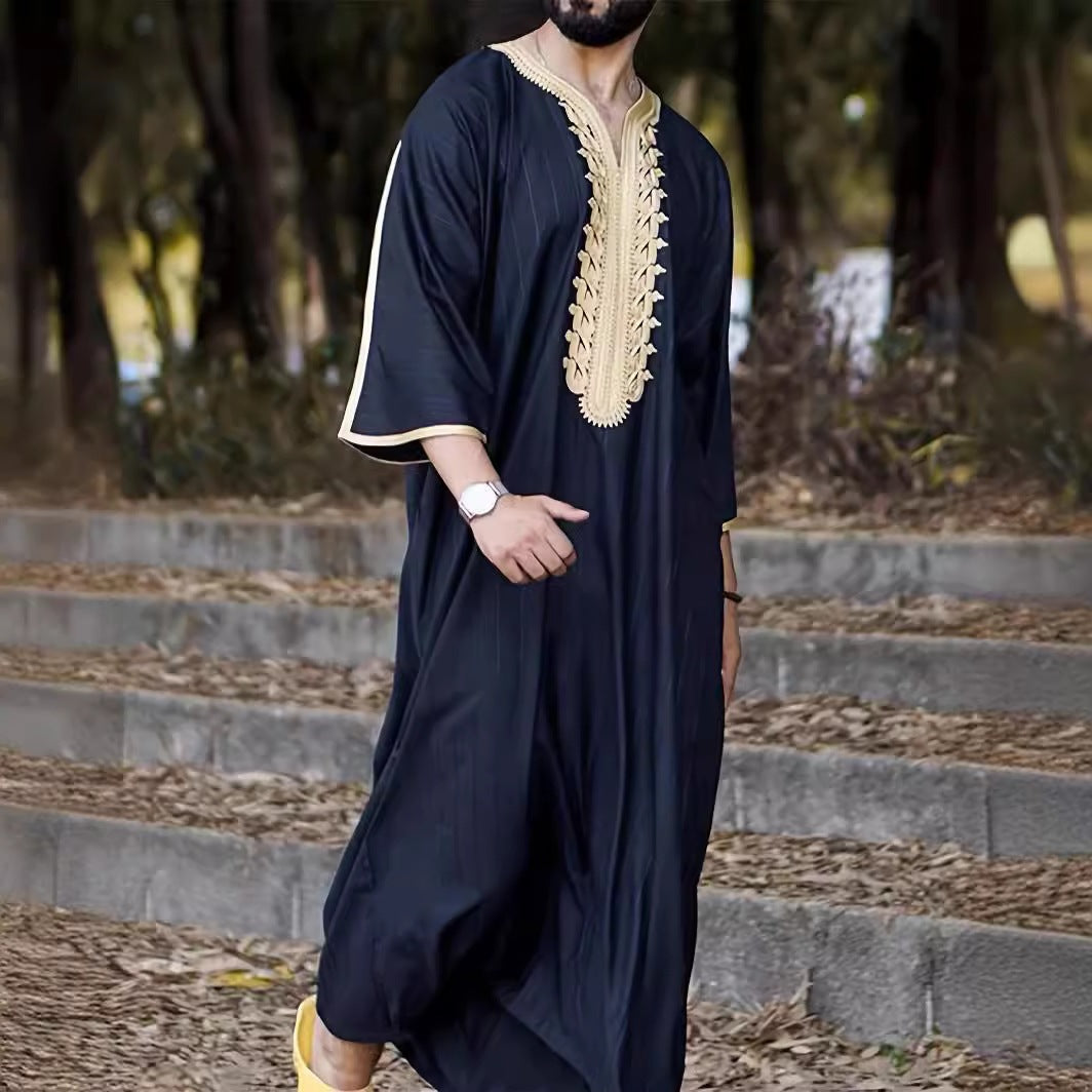 Herren traditioneller Kaftan mit kunstvollen Stickdetails Echoarchiv