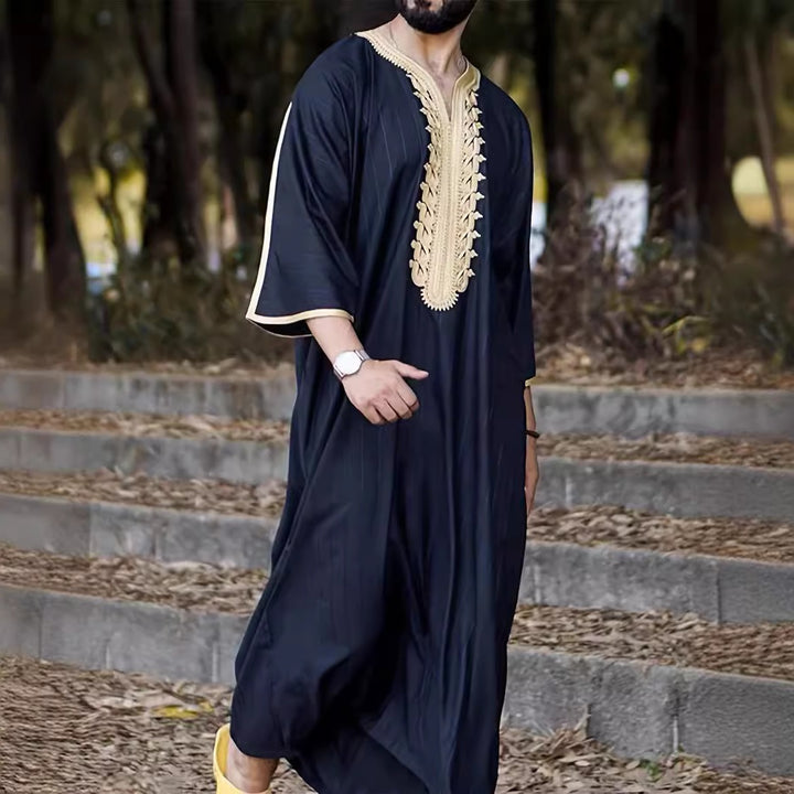 Herren traditioneller Kaftan mit kunstvollen Stickdetails Echoarchiv