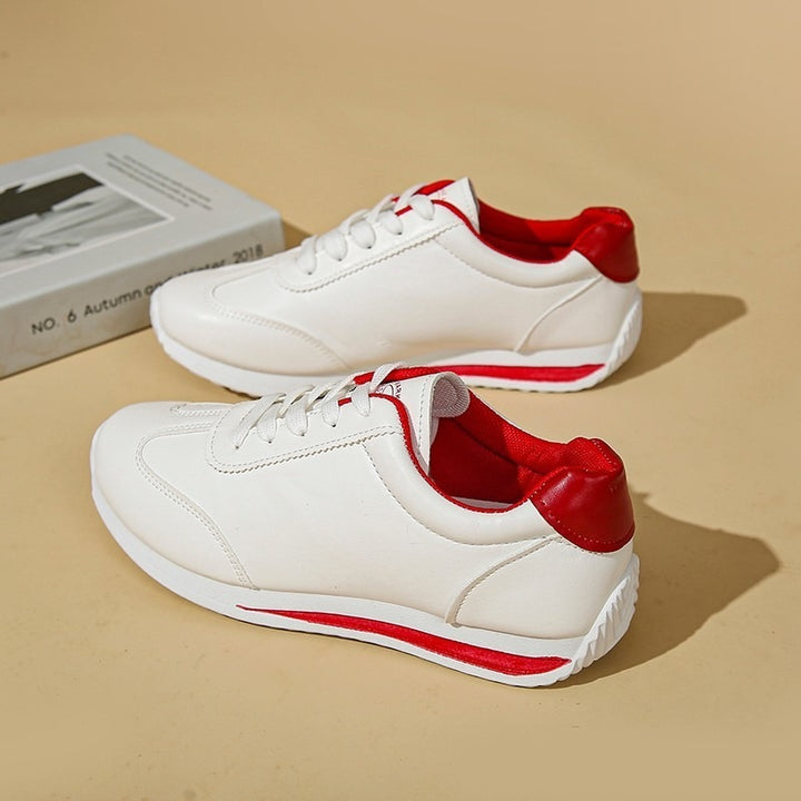 Damen Sneaker mit leichter Keilsohle und kontrastfarbenem Fersenpatch – Névara
