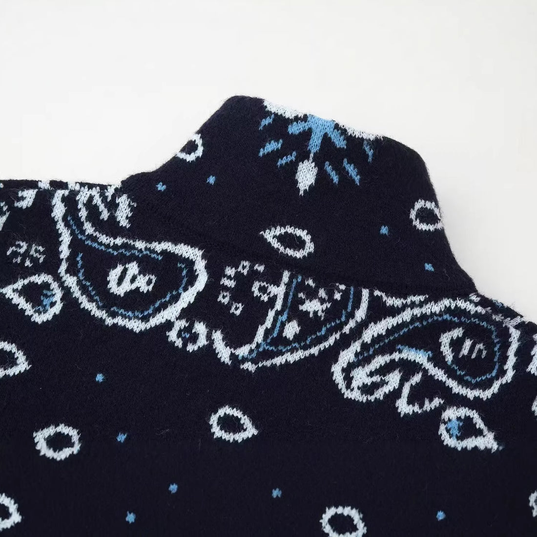 Damen Grobgestrickte Strickjacke mit Reißverschluss, Paisley‑Jacquard und Stehkragen Echoarchiv
