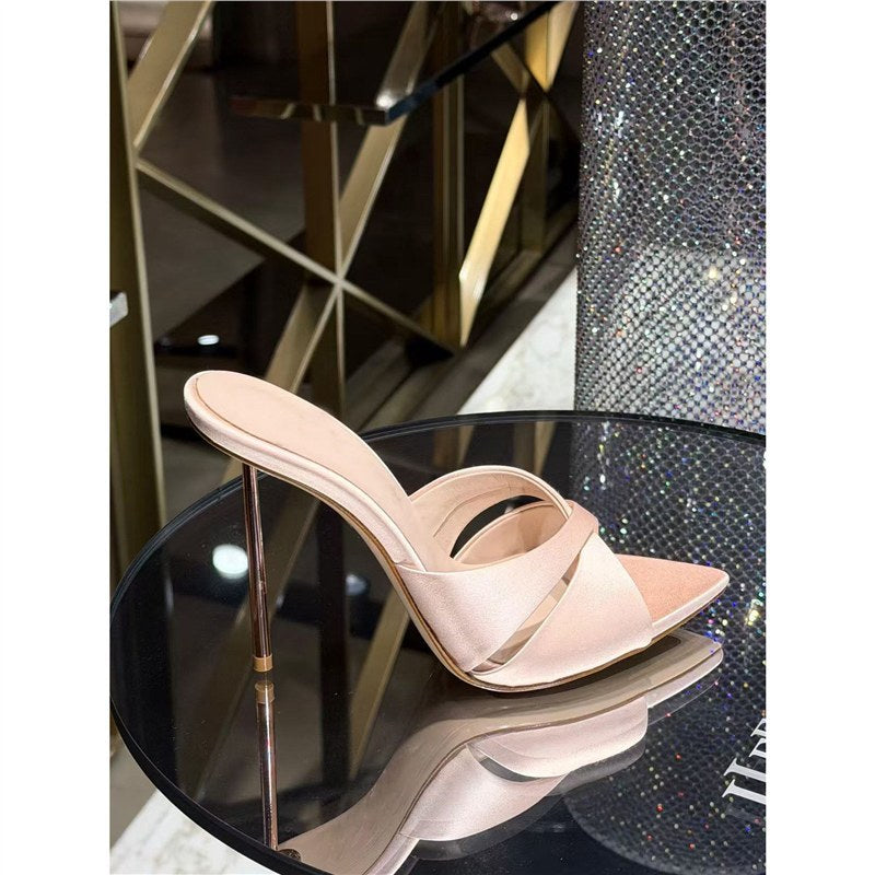 Damen spitz zulaufende fersenfreie Mules mit gekreuzten Riemen und schlankem Stiletto-Absatz – Lioré