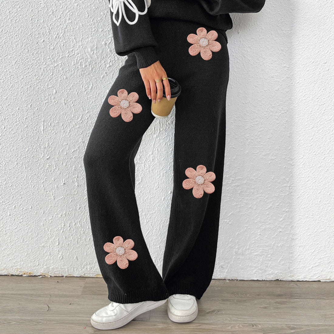 Damen lockere Strickhose mit floralen Applikationen – Avélisse