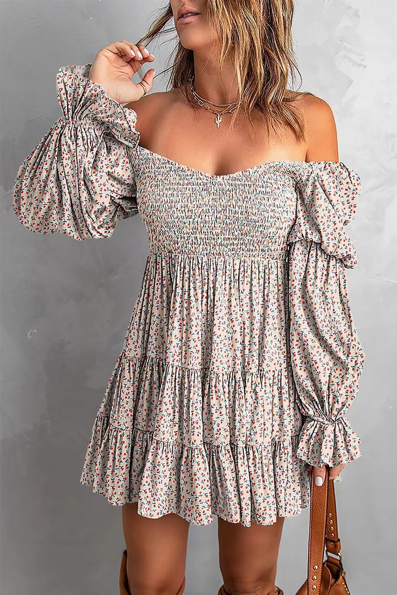 Damen Off-Shoulder Minikleid mit Smok-Oberteil, Volantstufen und gerafften Ballonärmeln – Élara