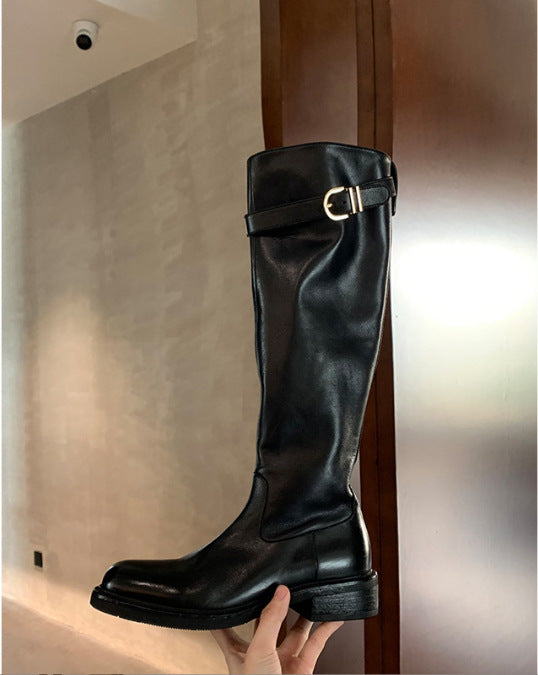 Damen kniehohe Lederstiefel mit flacher Profilsohle und Ziergurt Echo Archiv