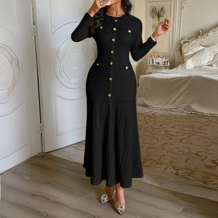 Damen tailliertes Maxi-Strickkleid mit durchgehender Knopfleiste und dekorativen Zierknöpfen – Valéora