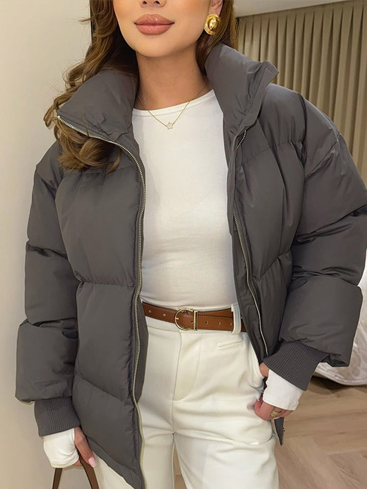 Damen Kurze taillierte Pufferjacke mit Rippbündchen und hohem Stehkragen Echoarchiv