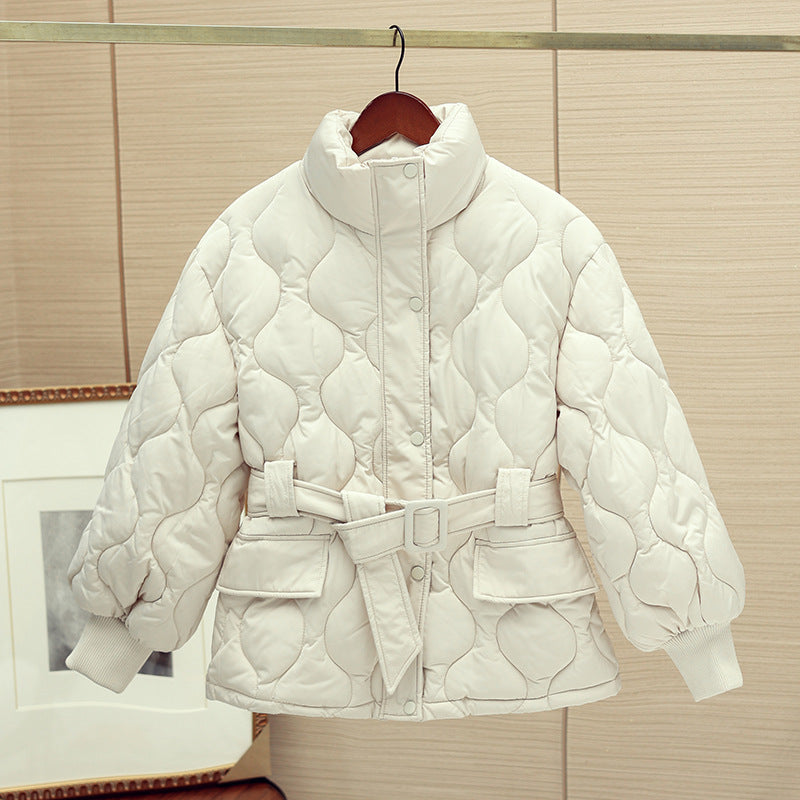 Damen nan gesteppte Taillierte Steppjacke mit Wickelgürtel, Stehkragen und Pattentaschen Echo Archiv