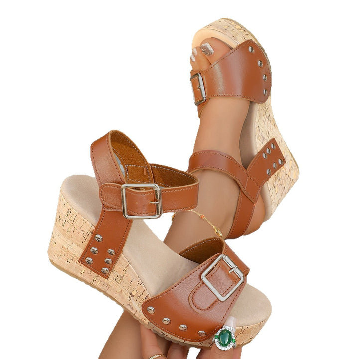 Damen Keil-Sandaletten mit Korkplatform, verstellbaren Schnallen und Nieten – Sorelia